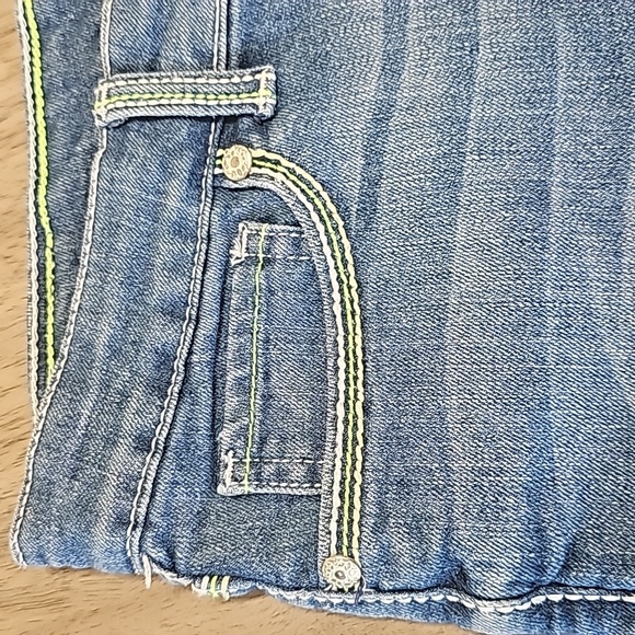 Levi's Midi Short Size 11 Lime Green and White stitching - Picture 8 of 9
